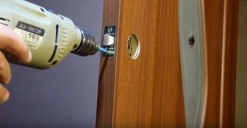 Врезка замка в межкомнатную дверь своими руками: фото, видео (замок, дверь) Врезка замка в межкомнатную дверь своими руками: фото, видео