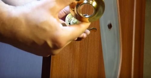 Врезка замка в межкомнатную дверь своими руками: фото, видео (замок, дверь) Врезка замка в межкомнатную дверь своими руками: фото, видео