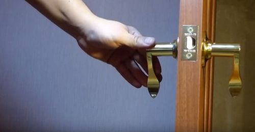Врезка замка в межкомнатную дверь своими руками: фото, видео (замок, дверь) Врезка замка в межкомнатную дверь своими руками: фото, видео