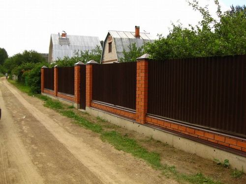 Заборы из кирпича и профнастила, фото (забор, профнастила) Заборы из кирпича и профнастила, фото