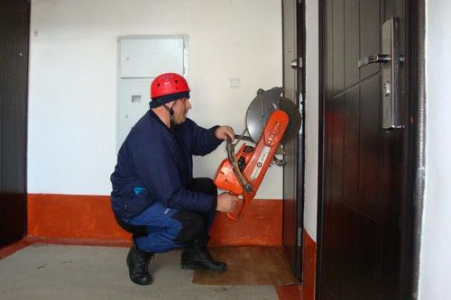 Захлопнулась дверь в квартиру как открыть: в комнату попадает межкомнатная, входная без ключа захлопнувшаяся (дверь, замок, открыть) Захлопнулась дверь в квартиру как открыть: в комнату попадает межкомнатная, входная без ключа захлопнувшаяся