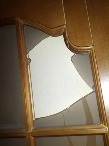 Замена стекла в межкомнатной двери (33 фото): ремонт разбитого стекла, как вставить или поменять своими руками