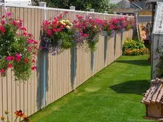 Забор из ПВХ с цветами Garden Fence, Lawn And Garden, Backyard Garden, Backyard Landscaping, Driveway Fence, Landscaping Ideas, Garden Pots