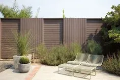 Пластиковый забор удобен при установке и практичен в уходе Design Patio, Modern Fence Design, Modern Landscape Design, House Landscape, Garden Design, Modern Gates, Front Yard Fence, Pool Fence, Backyard Fences