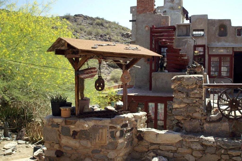 Оформление колодца на даче - нюансы и необычные примеры