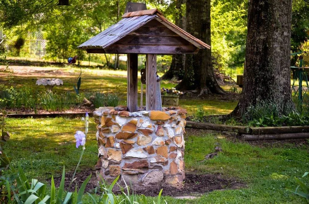 Оформление колодца на даче - нюансы и необычные примеры