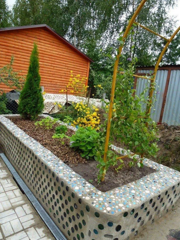 Клумбы из бутылок своими руками Клумбы из бутылок своими руками