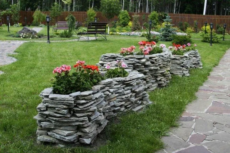 Клумбы из камней своими руками Клумбы из камней своими руками