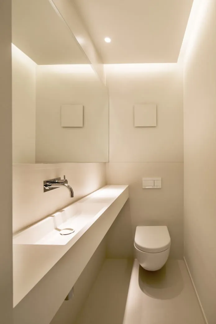 туалет в белых тонах
