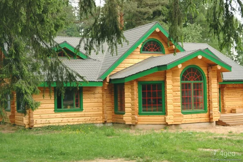 Зеленый деревянный коттедж