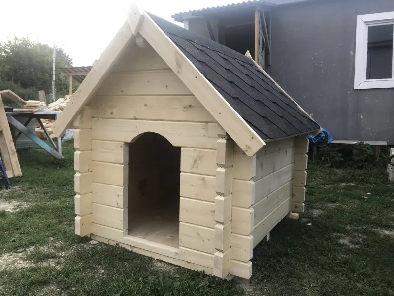 Будка для собаки с верандой двухскатной крышей