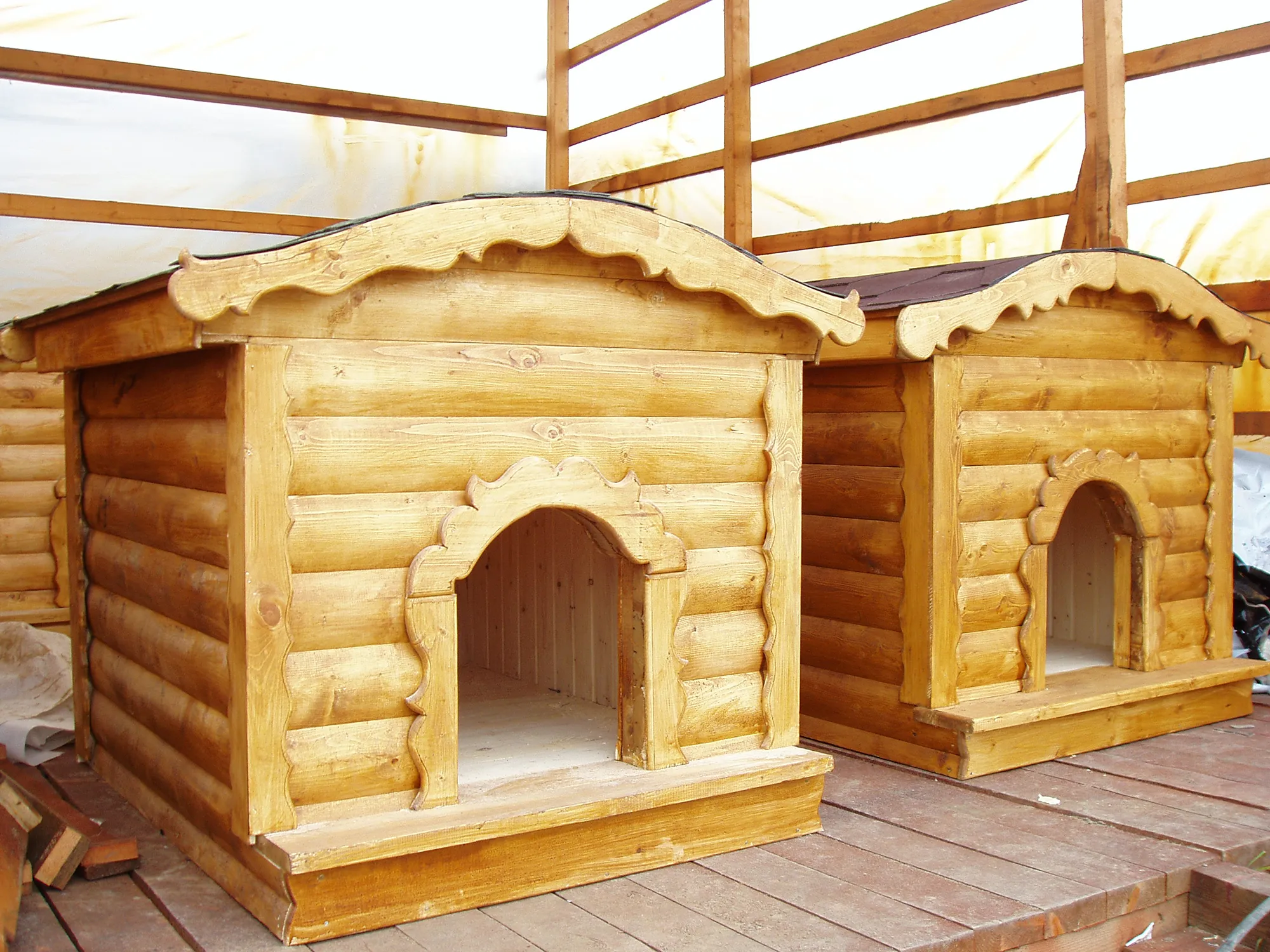 Необычные деревянные будки для собак