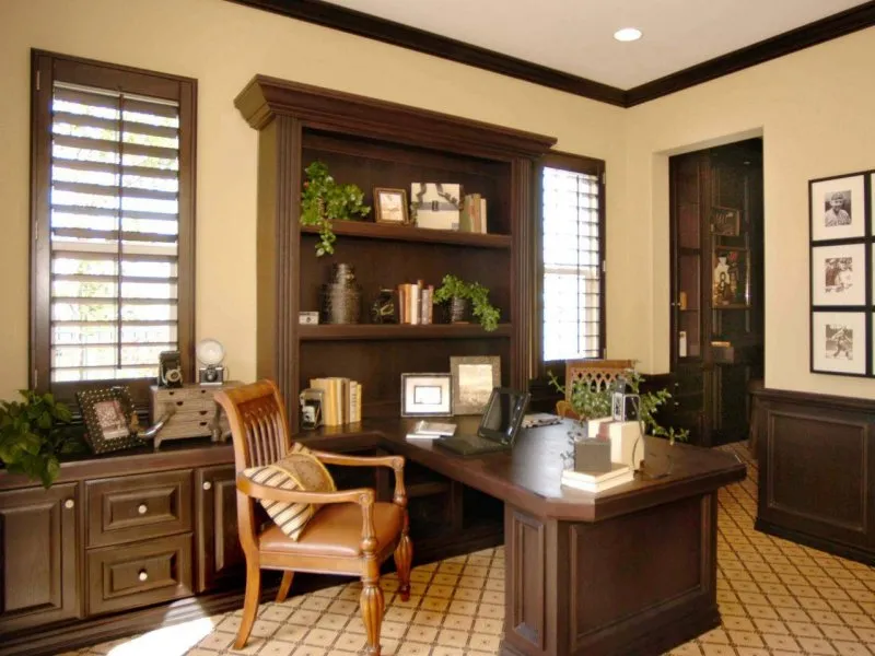 Интерьер домашнего кабинета с мебелью цвета сосны