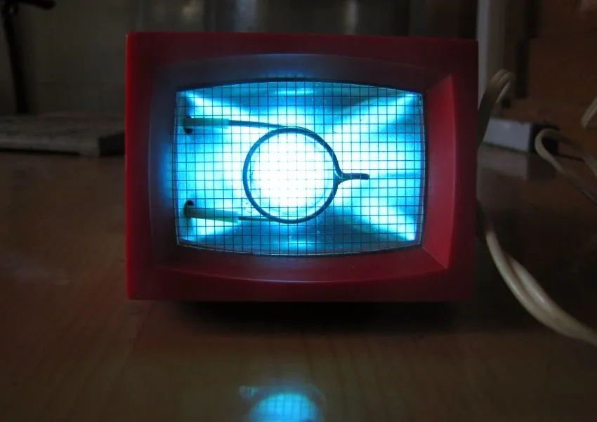 Напольные модели кварцевых ламп для дома мобильны и не занимают много места