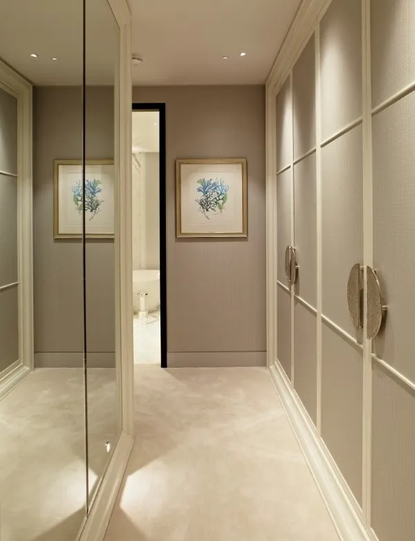 зеркальный декор и бежевый тон стен в дизайне коридора в квартире 