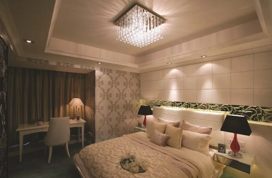 Освещение в спальне с натяжными потолками с люстрой