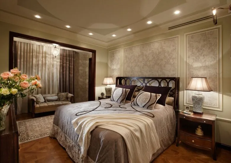 Освещение в спальне с натяжными потолками: люстра или подстветка?