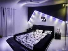 Освещение в спальне с натяжными потолками: люстра или подстветка?