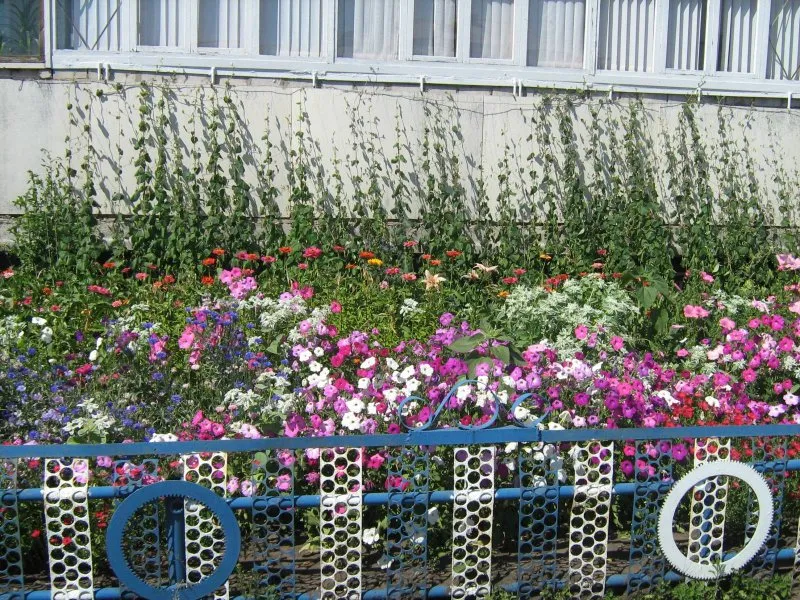 Заборчик для цветочной клумбы возле МКД