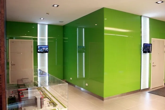 Вариант отделки стен с использованием стеклянных панелей, окрашенных в зелёный цвет