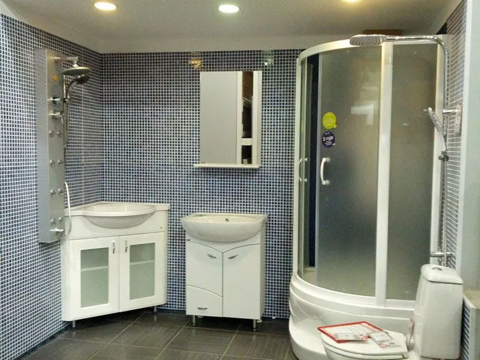 Оформление ванной комнаты в строгом стиле с использованием листовых ПВХ панелей