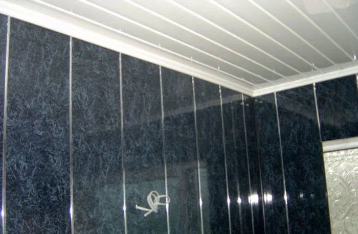 Стены и потолок ванной отделаны реечными ПВХ панелями