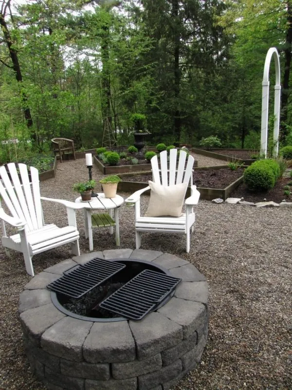 Круглая площадка для отдыха в саду