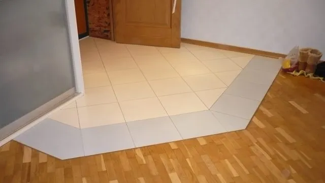 Стыковка ламината и плитки без порожка: современные методы