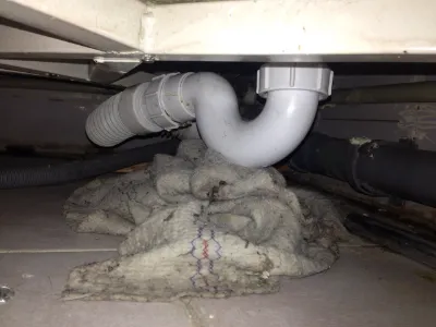 Течет слив душевой кабины