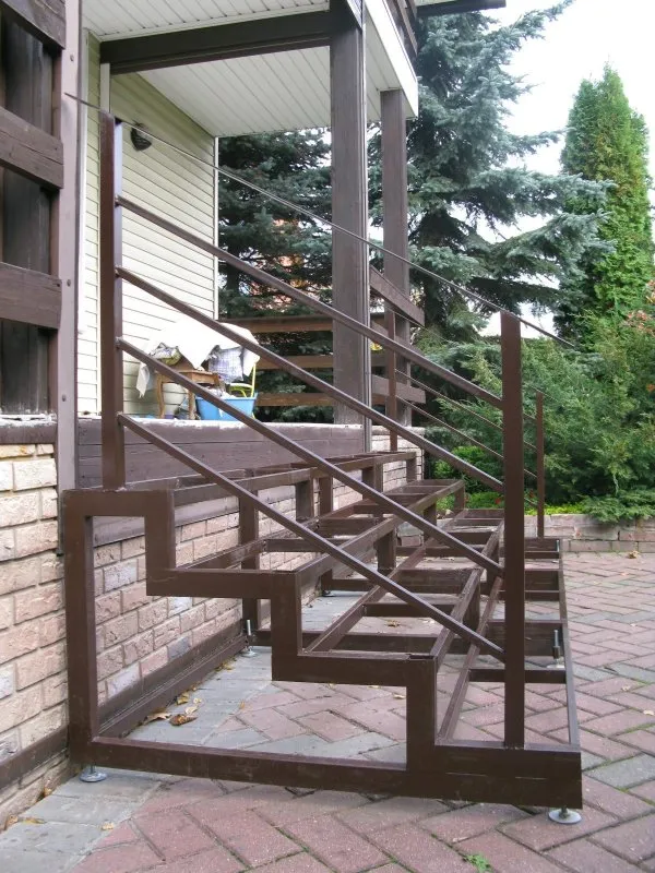 Металлическая лестница на крыльцо