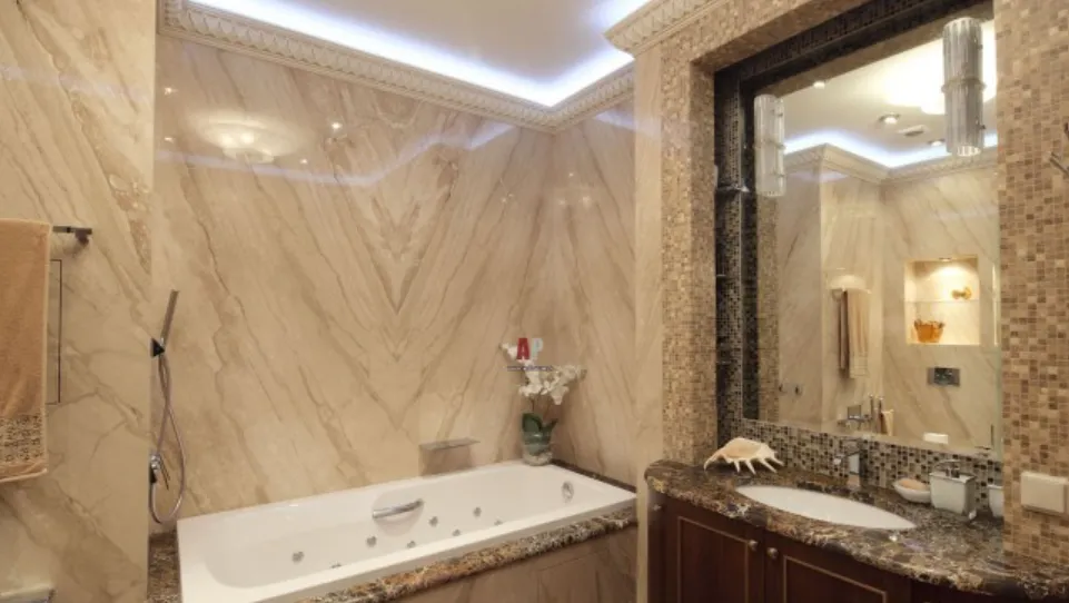Акцентирование внимания с помощью раскладки плитки в ванной в области зеркала