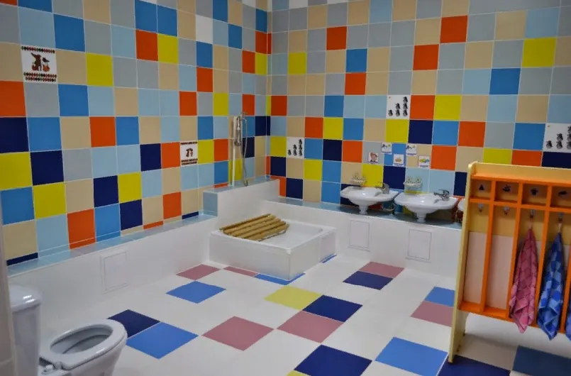 Мозаичное оформление плиткой оживляет пространство ванной