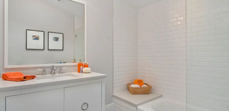 Эффект кирпичной кладки, расширяющей помещение, при раскладке плитки в ванной