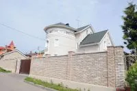 Фото сплошного забора из рваного кирпича, скала кирпич облицовочный СЕРЫЙ