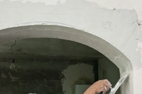 Перед началом отделочных работ следует максимально выровнять поверхность арочного проема