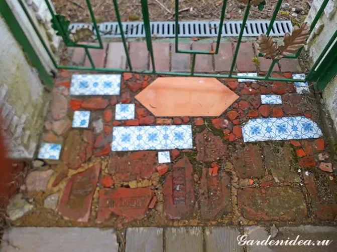 кусоче мощения со старинным клейменым кирпичом