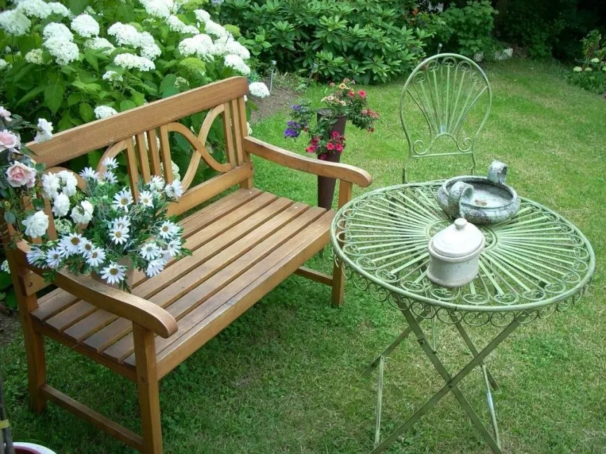 Скамейка и перфорированный чайный столик