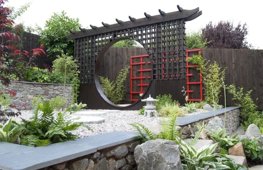 В саду есть декоративные элементы, характерные для японского стиля