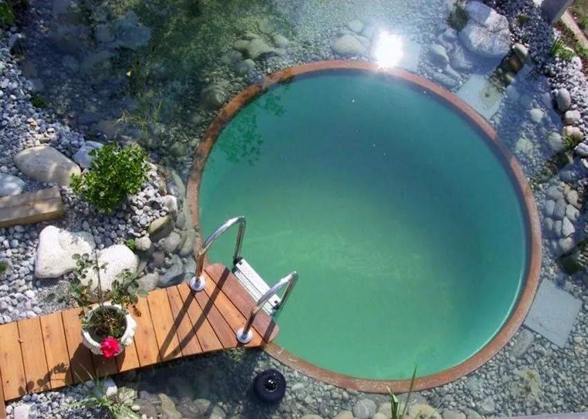 Круглый бассейн с деревянным мостиком