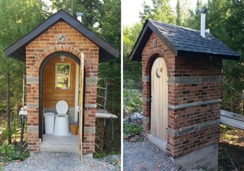 Туалет, построенный из красного кирпича