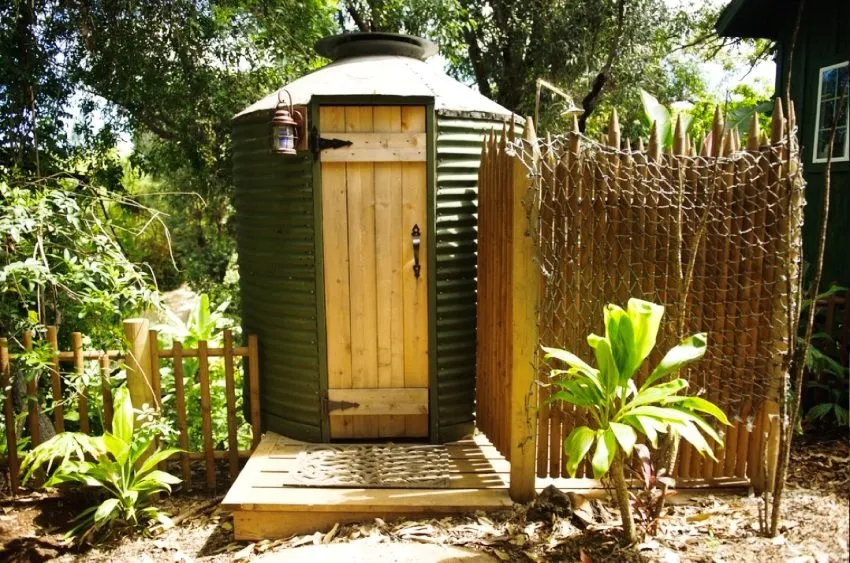 Дачный туалет круглой формы, построенный из профнастила