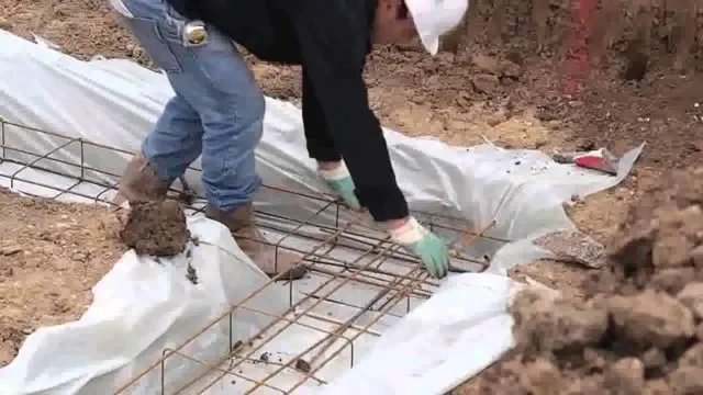 Некоторые строители забывают, что уголок и плечевая зона - самая слабая часть любого ленточного фундамента
