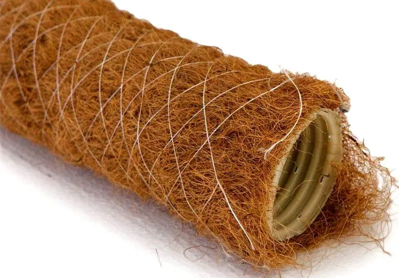 В этом фабричном комплекте фильтрующий слой создан из кокосовых волокон, закрепленных сеткой     