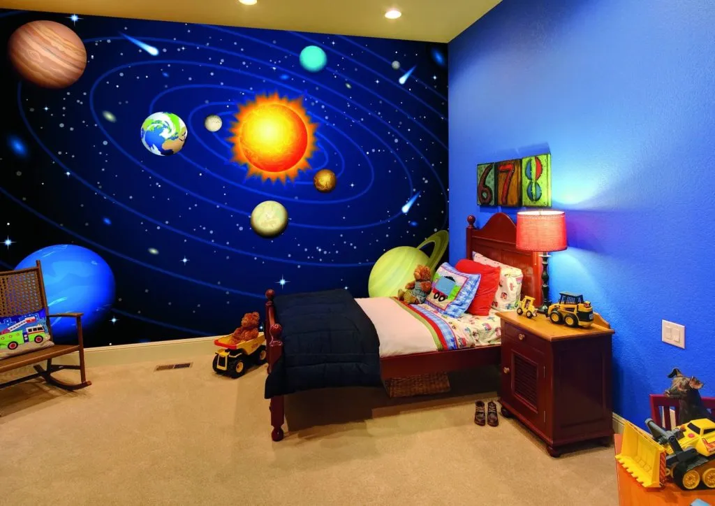 Обои «Солнечная система» в комнате для дошкольника