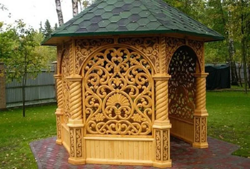 Красивая резная беседка