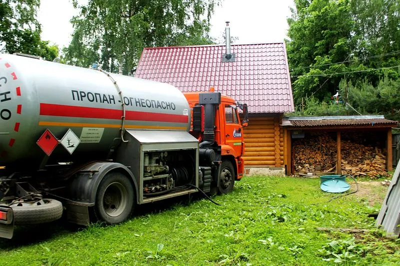 Машине нет необходимости подъезжать к месту, где закопан бак. Шланги протягиваются на расстояние до 40 метров