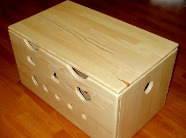 Деревянный ящик для хранения различных бытовых мелочей