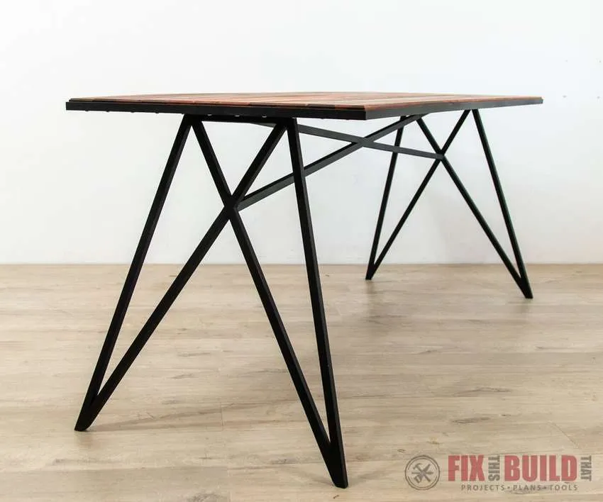 современный стол с металлическим каркасом