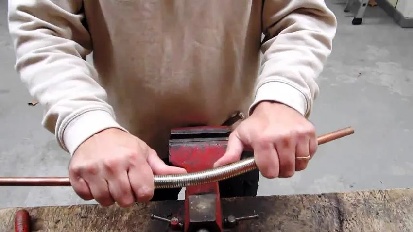 Гнутик помогает сгибать металлические прутья под любыми углами