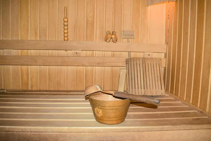 Для банной мебели выбирают древесину лиственных пород